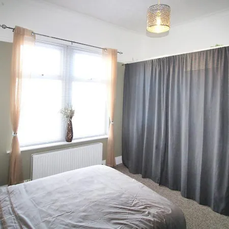 - Shirley - - Sleeps 8 - 3 Large Beds - Sofa Bed - Beautifully Refurbished - Very Large Enclosed Gardens - Off Street Parking - Fast Wifi Nyaraló Birmingham