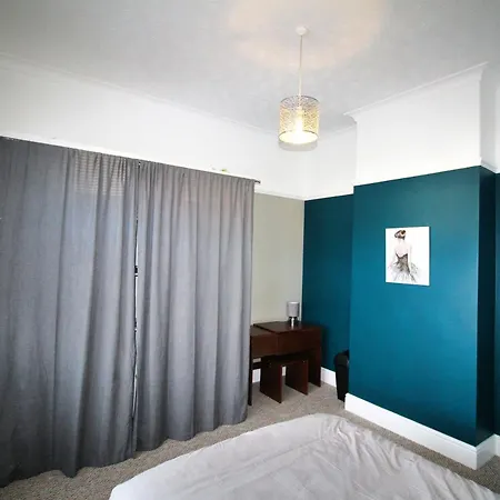 Nyaraló - Shirley - - Sleeps 8 - 3 Large Beds - Sofa Bed - Beautifully Refurbished - Very Large Enclosed Gardens - Off Street Parking - Fast Wifi