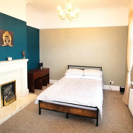 - Shirley - - Sleeps 8 - 3 Large Beds - Sofa Bed - Beautifully Refurbished - Very Large Enclosed Gardens - Off Street Parking - Fast Wifi * Birmingham