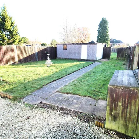 Nyaraló - Shirley - - Sleeps 8 - 3 Large Beds - Sofa Bed - Beautifully Refurbished - Very Large Enclosed Gardens - Off Street Parking - Fast Wifi