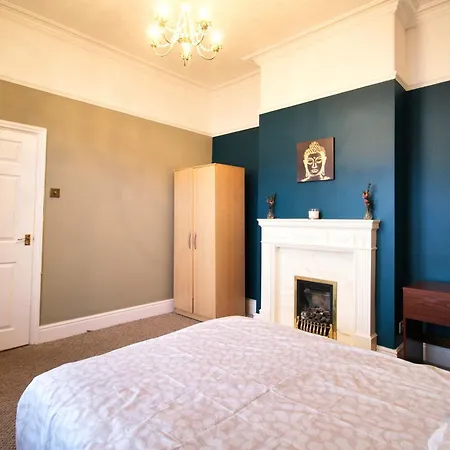 - Shirley - - Sleeps 8 - 3 Large Beds - Sofa Bed - Beautifully Refurbished - Very Large Enclosed Gardens - Off Street Parking - Fast Wifi Birmingham