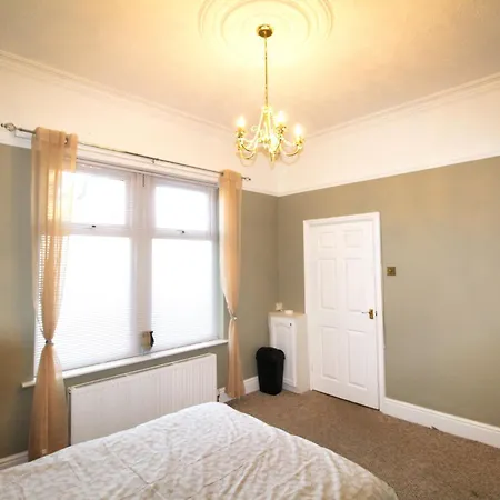 - Shirley - - Sleeps 8 - 3 Large Beds - Sofa Bed - Beautifully Refurbished - Very Large Enclosed Gardens - Off Street Parking - Fast Wifi * Birmingham