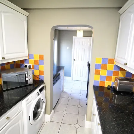 - Shirley - - Sleeps 8 - 3 Large Beds - Sofa Bed - Beautifully Refurbished - Very Large Enclosed Gardens - Off Street Parking - Fast Wifi * Birmingham