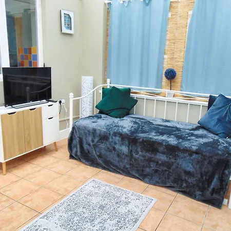 - Shirley - - Sleeps 8 - 3 Large Beds - Sofa Bed - Beautifully Refurbished - Very Large Enclosed Gardens - Off Street Parking - Fast Wifi Nyaraló *