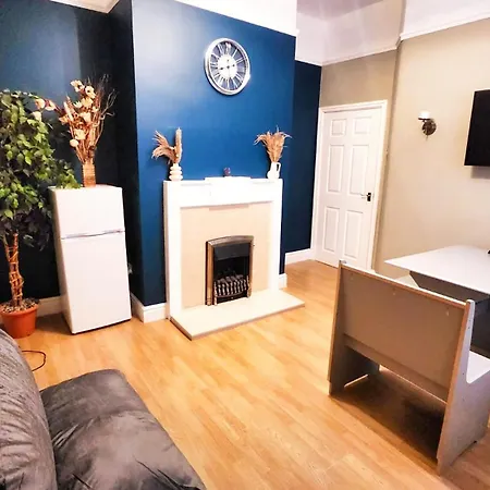 Nyaraló - Shirley - - Sleeps 8 - 3 Large Beds - Sofa Bed - Beautifully Refurbished - Very Large Enclosed Gardens - Off Street Parking - Fast Wifi